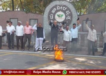 ಕನ್ನಡ ವಿದ್ಯಾರ್ಥಿಗಳ ಮೇಲೆ ಕಡ್ಡಾಯ ಮಲೆಯಾಳಿ ಹೇರಿಕೆ: ಪಿಣರಾಯಿ ವಿಜಯನ್‌ ಪ್ರತಿಕೃತಿ ದಹಿಸಿ ಪ್ರತಿಭಟನೆ