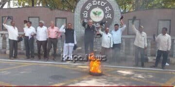 ಕನ್ನಡ ವಿದ್ಯಾರ್ಥಿಗಳ ಮೇಲೆ ಕಡ್ಡಾಯ ಮಲೆಯಾಳಿ ಹೇರಿಕೆ: ಪಿಣರಾಯಿ ವಿಜಯನ್‌ ಪ್ರತಿಕೃತಿ ದಹಿಸಿ ಪ್ರತಿಭಟನೆ