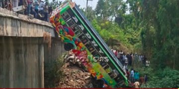ಭದ್ರಾವತಿ | ಸೇತುವೆ ಮೇಲಿಂದ ಹಳ್ಳಕ್ಕೆ ಹಾರಿ ಬಿದ್ದ ಬಸ್ | ಹಲವರು ಗಂಭೀರ | ಹೇಗಾಯ್ತು ಘಟನೆ?
