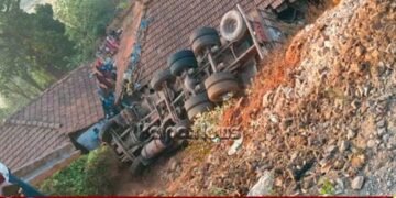 ಚಿಕ್ಕಮಗಳೂರು | 50 ಅಡಿ ಆಳಕ್ಕೆ ಬಿದ್ದ ಲಾರಿ | ತಪ್ಪಿದ ಭಾರೀ ಅನಾಹುತ