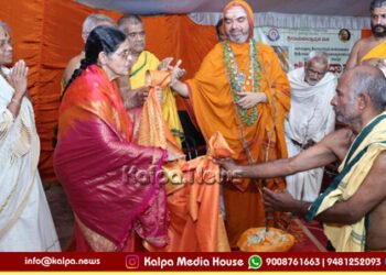 ಮುಳ್ಳಿನಿಂದ ಶಾಲನ್ನು ಬಿಡಿಸಿ ಹೊದೆಸುವ ಮೂಲಕ ಕಷ್ಟದಲ್ಲಿದ್ದ ಕುಟುಂಬಕ್ಕೆ ರಾಮಚಂದ್ರಾಪುರ ಮಠ ಶ್ರೀರಕ್ಷೆ