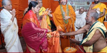 ಮುಳ್ಳಿನಿಂದ ಶಾಲನ್ನು ಬಿಡಿಸಿ ಹೊದೆಸುವ ಮೂಲಕ ಕಷ್ಟದಲ್ಲಿದ್ದ ಕುಟುಂಬಕ್ಕೆ ರಾಮಚಂದ್ರಾಪುರ ಮಠ ಶ್ರೀರಕ್ಷೆ