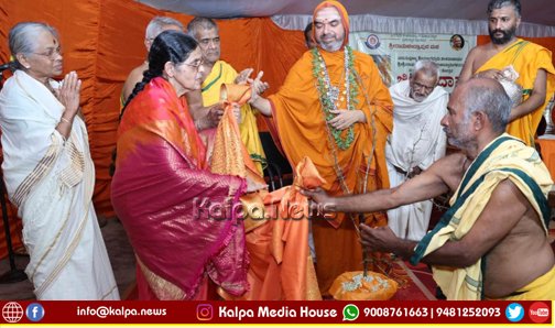 ಮುಳ್ಳಿನಿಂದ ಶಾಲನ್ನು ಬಿಡಿಸಿ ಹೊದೆಸುವ ಮೂಲಕ ಕಷ್ಟದಲ್ಲಿದ್ದ ಕುಟುಂಬಕ್ಕೆ ರಾಮಚಂದ್ರಾಪುರ ಮಠ ಶ್ರೀರಕ್ಷೆ