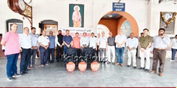 ಮೈಸೂರು ರೈಲ್ವೆ ನಿಲ್ದಾಣಕ್ಕೆ ವಿಕಲಾಂಗ ಕುರ್ಚಿ, ನೀರಿನ ಮಡಕೆಗಳ ಕೊಡುಗೆ