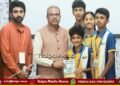 ತಾವು ಬರೆದ ಪುಸ್ತಕವನ್ನು ಕೇಂದ್ರ ಸಚಿವ ಪ್ರಧಾನ್ ಅವರಿಗೆ ಪ್ರದಾನ ಮಾಡಿದ ಪೂರ್ಣ ಚೇತನ ಶಾಲಾ ವಿದ್ಯಾರ್ಥಿಗಳು
