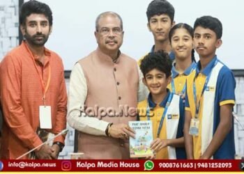 ತಾವು ಬರೆದ ಪುಸ್ತಕವನ್ನು ಕೇಂದ್ರ ಸಚಿವ ಪ್ರಧಾನ್ ಅವರಿಗೆ ಪ್ರದಾನ ಮಾಡಿದ ಪೂರ್ಣ ಚೇತನ ಶಾಲಾ ವಿದ್ಯಾರ್ಥಿಗಳು