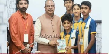 ತಾವು ಬರೆದ ಪುಸ್ತಕವನ್ನು ಕೇಂದ್ರ ಸಚಿವ ಪ್ರಧಾನ್ ಅವರಿಗೆ ಪ್ರದಾನ ಮಾಡಿದ ಪೂರ್ಣ ಚೇತನ ಶಾಲಾ ವಿದ್ಯಾರ್ಥಿಗಳು