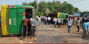 ಶಿಕಾರಿಪುರ | ವಿದ್ಯುತ್ ಕಂಬಕ್ಕೆ ಡಿಕ್ಕಿ ಹೊಡೆದು ಪಲ್ಟಿಯಾದ ಖಾಸಗಿ ಬಸ್ | ಹೇಗಾಯ್ತು ಘಟನೆ?