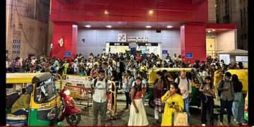 ಬೆಂಗಳೂರು: ನೇರಳೆ ಮಾರ್ಗದಲ್ಲಿ ತಾಂತ್ರಿಕ ದೋಷ — ಲಾರಿಗಳಲ್ಲಿ ಪ್ರಯಾಣಿಸಿದ ಪ್ರಯಾಣಿಕರು!