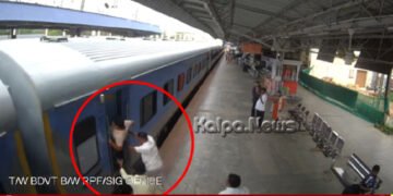 ಶಿವಮೊಗ್ಗ | ರೈಲು ಹತ್ತುವಾಗ ಜಾರಿ ಬೀಳುತ್ತಿದ್ದ ವ್ಯಕ್ತಿಯ ರಕ್ಷಣೆ | ಆರ್‌ಪಿಎಫ್ ಪೋಸ್ಟ್ ಕಮಾಂಡರ್ ಸಾಹಸ