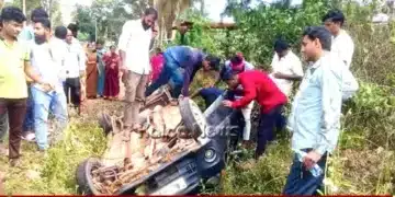 Shivamogga snake on NH Road Car Overturns Into Drain copy
