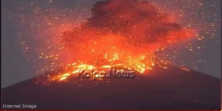 anak krakatau volcano eruption 8 airports close