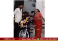 Women Creates Drama In Bike Showroom Get 10 K Discount