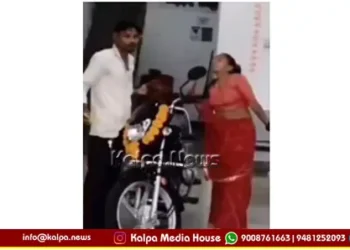 Women Creates Drama In Bike Showroom Get 10 K Discount